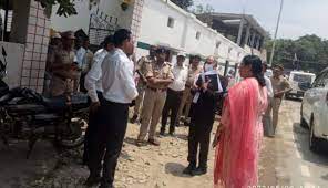 प्रयागराज : निवर्तमान महापौर अभिलाषा गुप्ता ने किया मतदान.