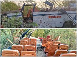 बारातियों से भरी बस गड्ढे में गिरी, 5 की मौत, 17 घायल